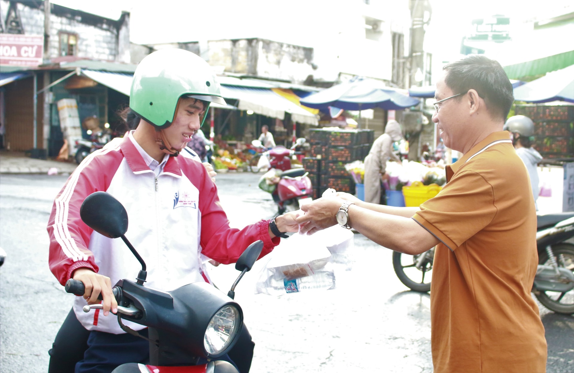 Những phần ăn sáng miễn phí tiếp sức cho thí sinh vùng cao 