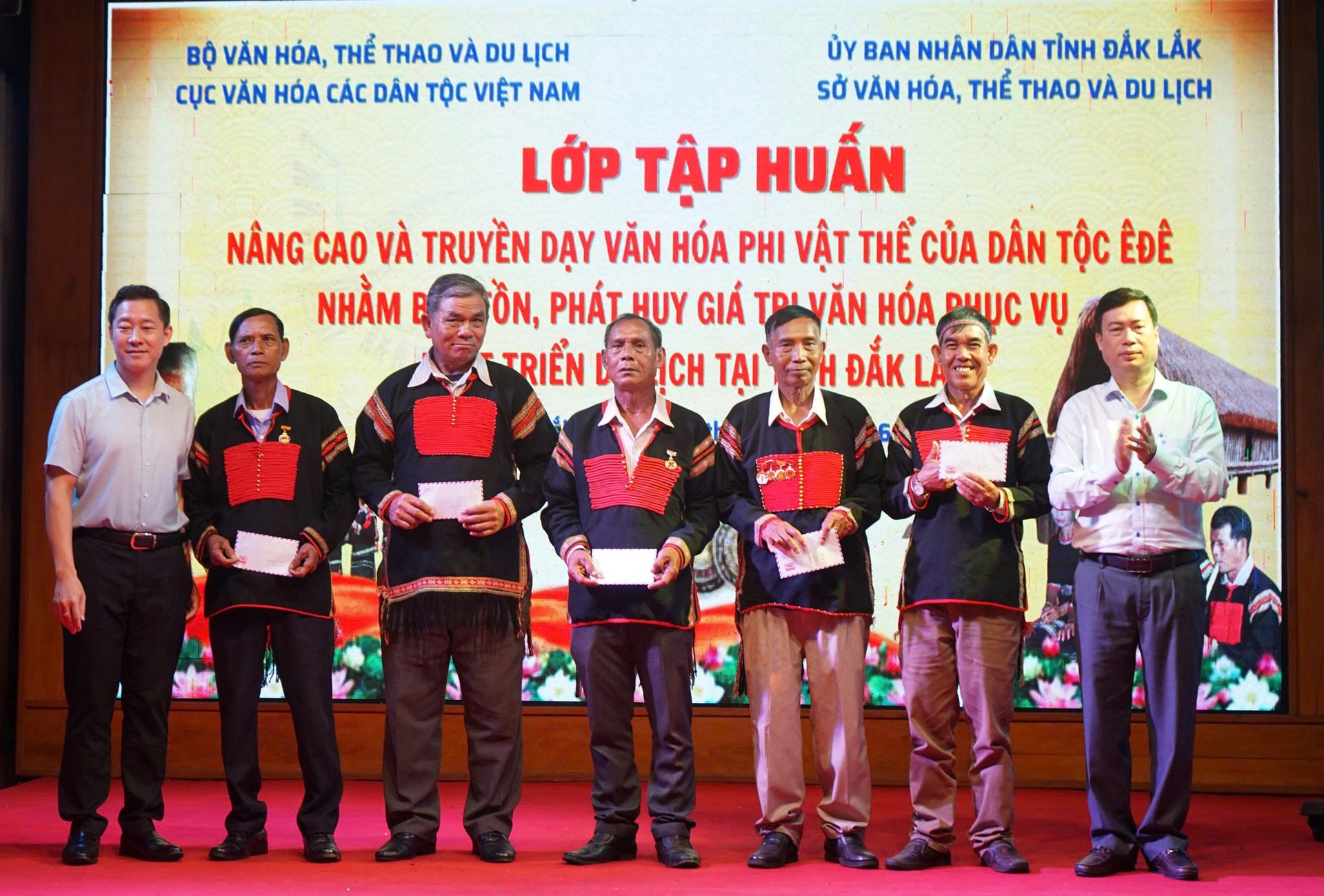 Ban tổ chức trao quà tặng các nghệ nhân ưu tú tham gia chương trình tập huấn