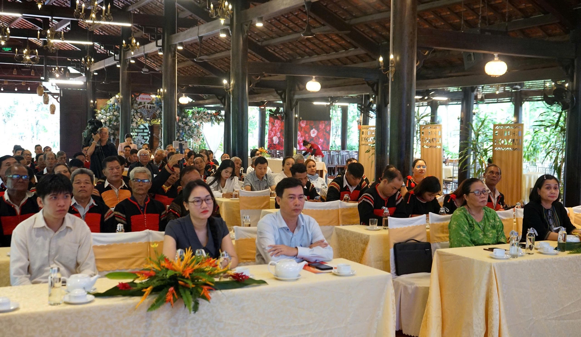 Đại biểu, nghệ nhân tham gia lớp tập huấn