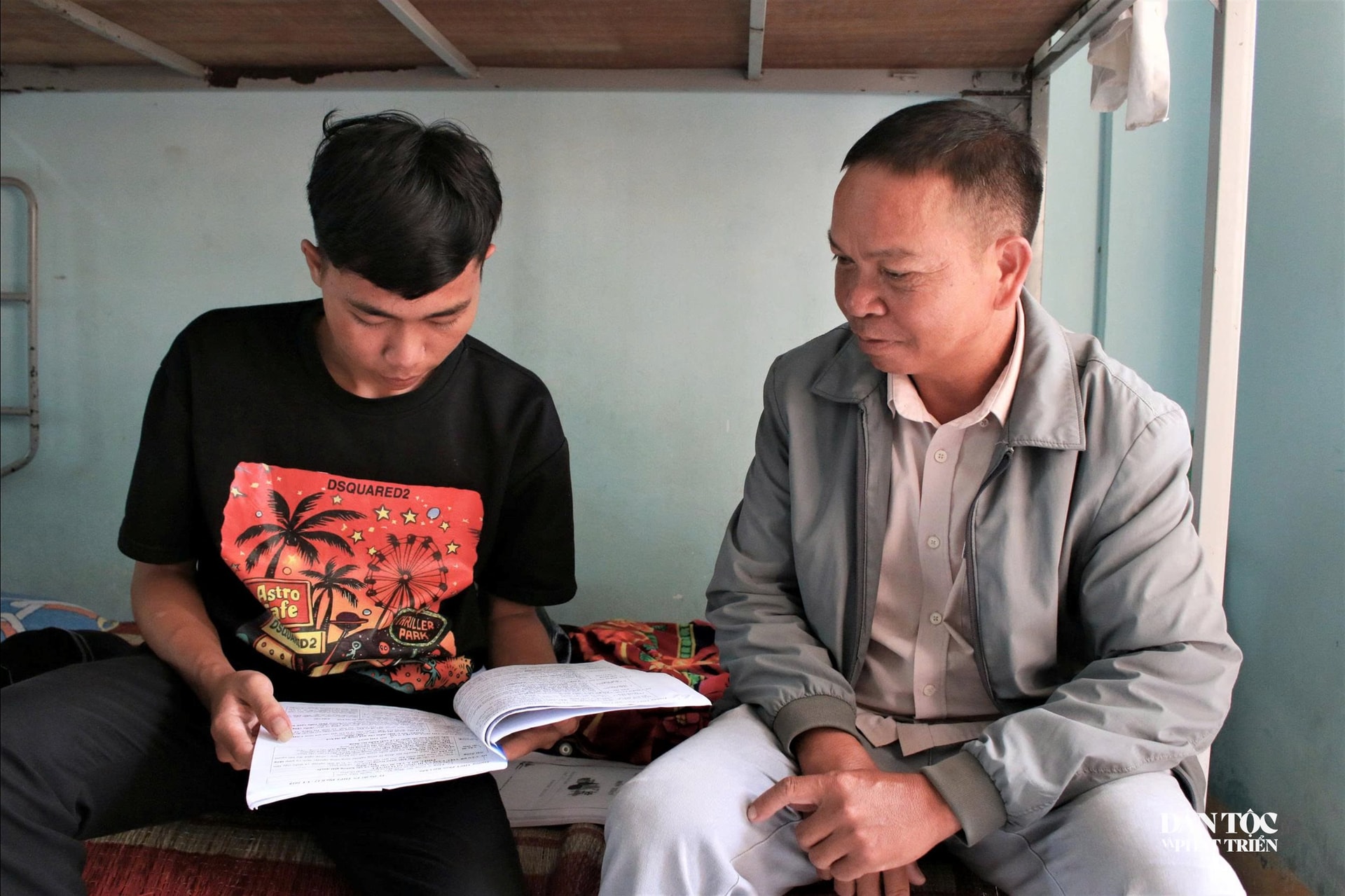 Ông A Thúch động viên con trai ôn bài để chuẩn bị bước vào Kỳ thi tốt nghiệp THPT năm 2026 Ngọc Chí