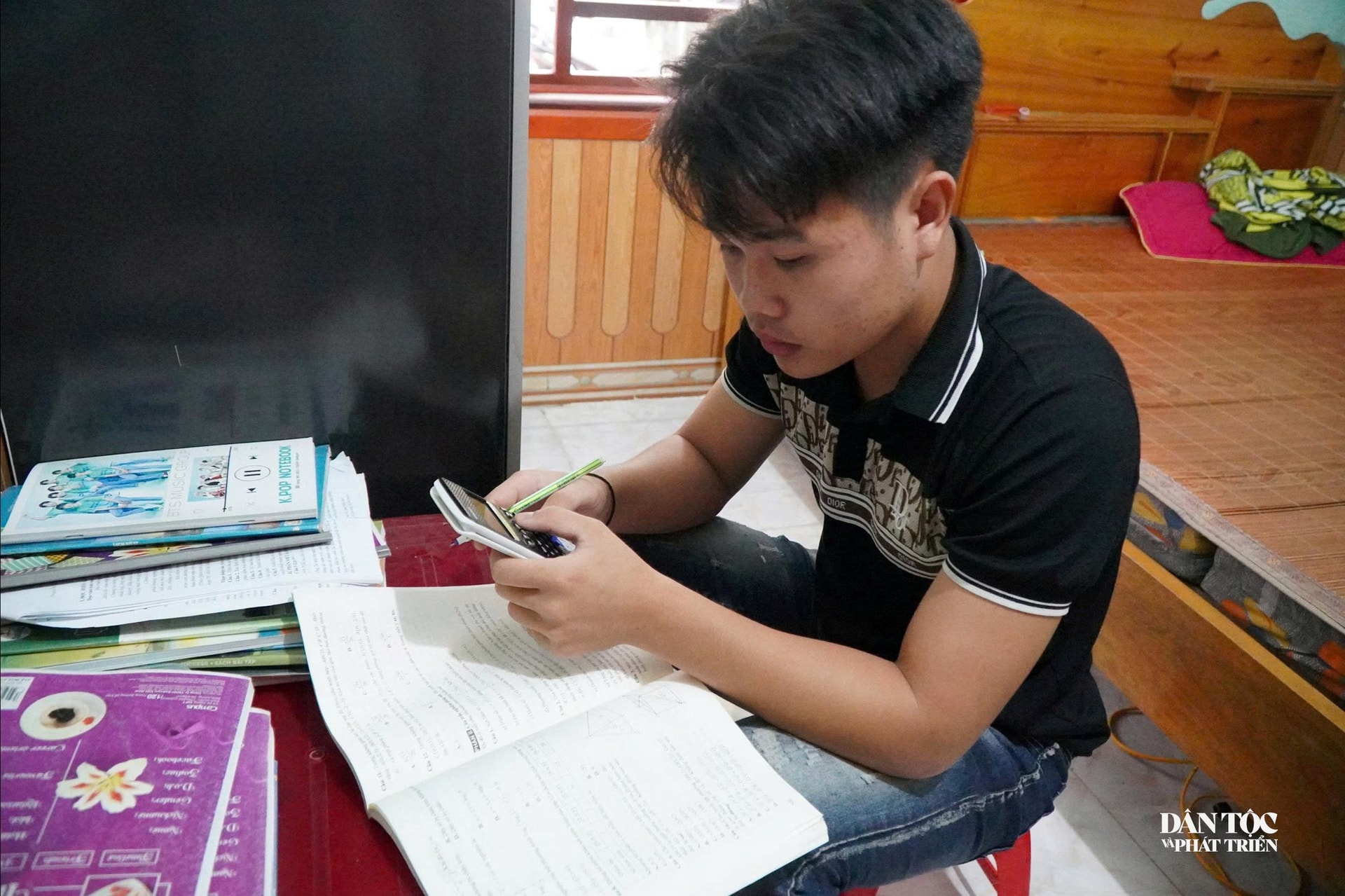 Sơn ôn bài tại phòng trọ