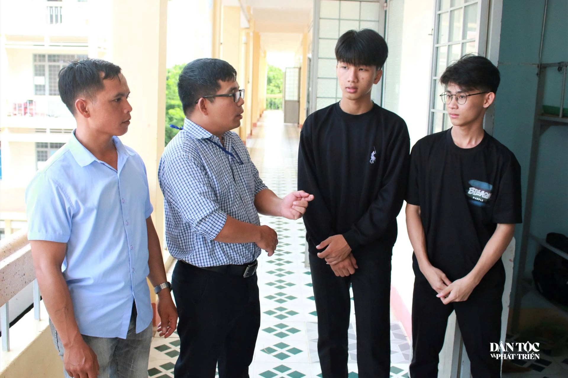 Thầy giáo Ngô Xuân Cẩn, Trường Phổ thông DTNT THPT Ia Tơi căn dặn các em học sinh phải chuẩn bị bài thật tốt trước khi bước Kỳ thi tốt nghiệp THPT năm 2026