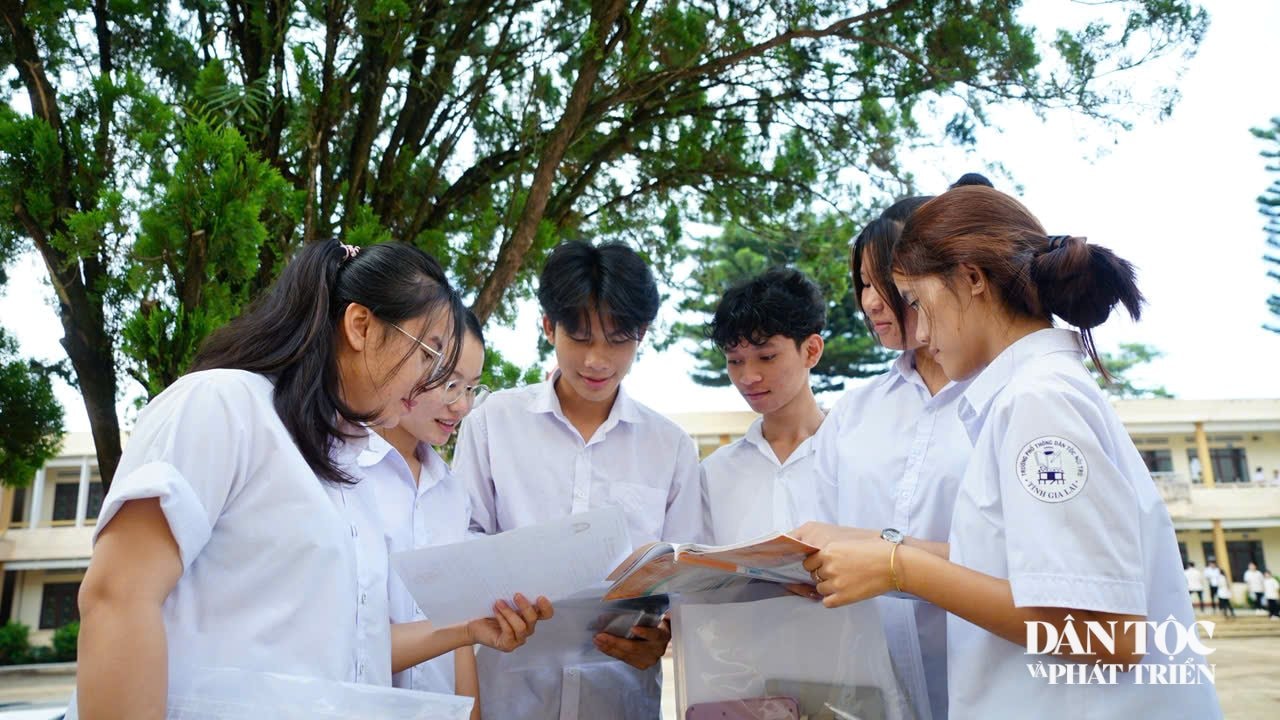 Các em học sinh trao đổi bài thi tại Kỳ thi tốt nghiệp THPT.jpg