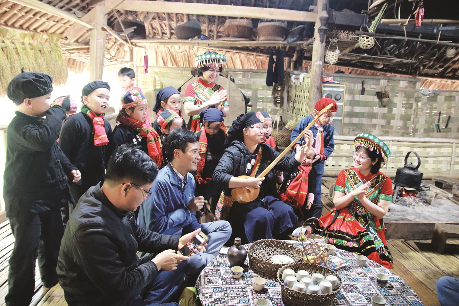 Du khách hào hứng cùng hòa vào điệu hát Then đàn Tính (1)