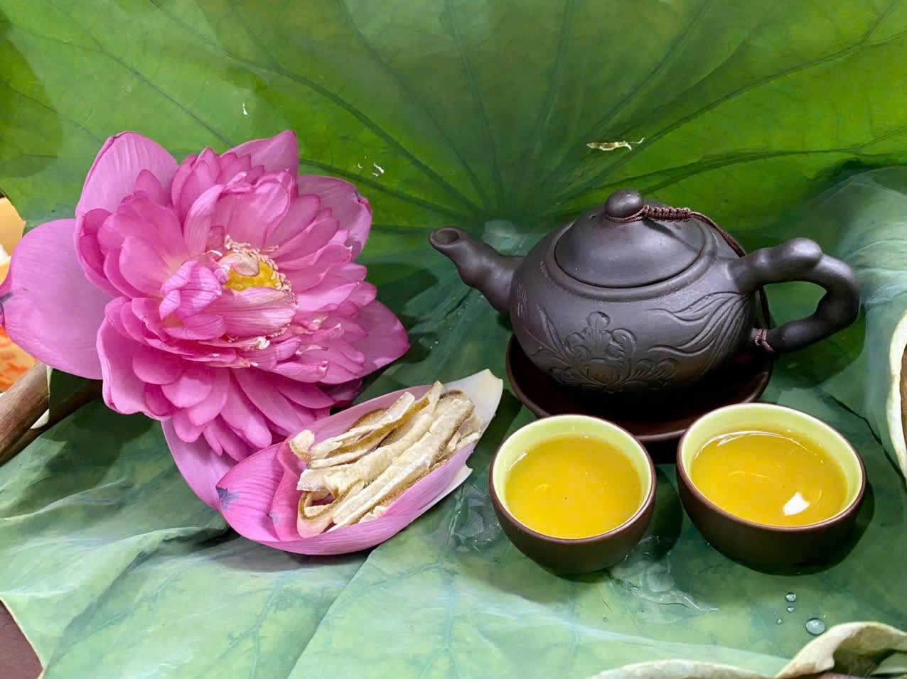 Không phải ngẫu nhiên trà sen Tây Hồ được xem là thức quà riêng của Hà Nội (Ảnh Việt Hà)