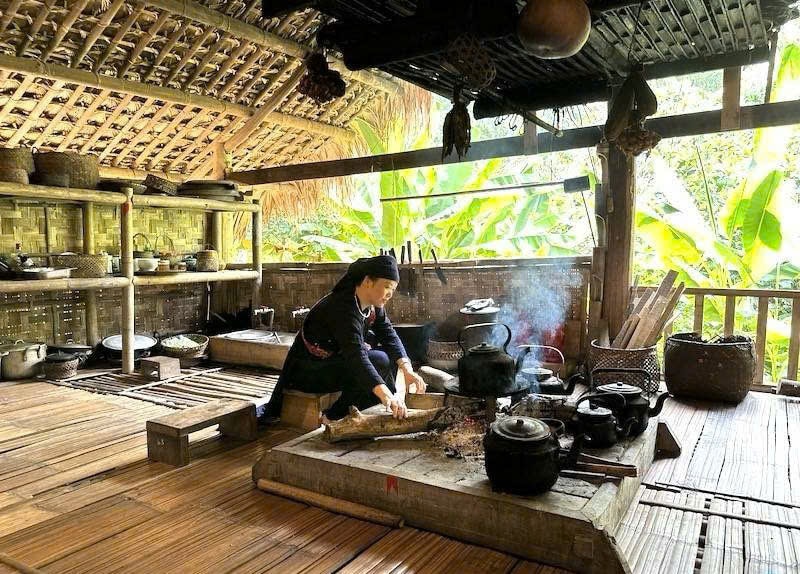 Người Tày cho rằng bếp lửa mang đến sự ấm áp, hạnh phúc, sự làm ăn may mắn, phát đạt, nên không bao giờ tắt.