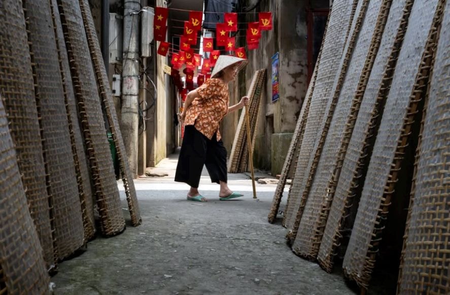 Don Chen. Nhiếp ảnh gia Don Chen đã ghi lại hình ảnh một cụ bà tại làng nghề bánh tráng Thổ Hà
