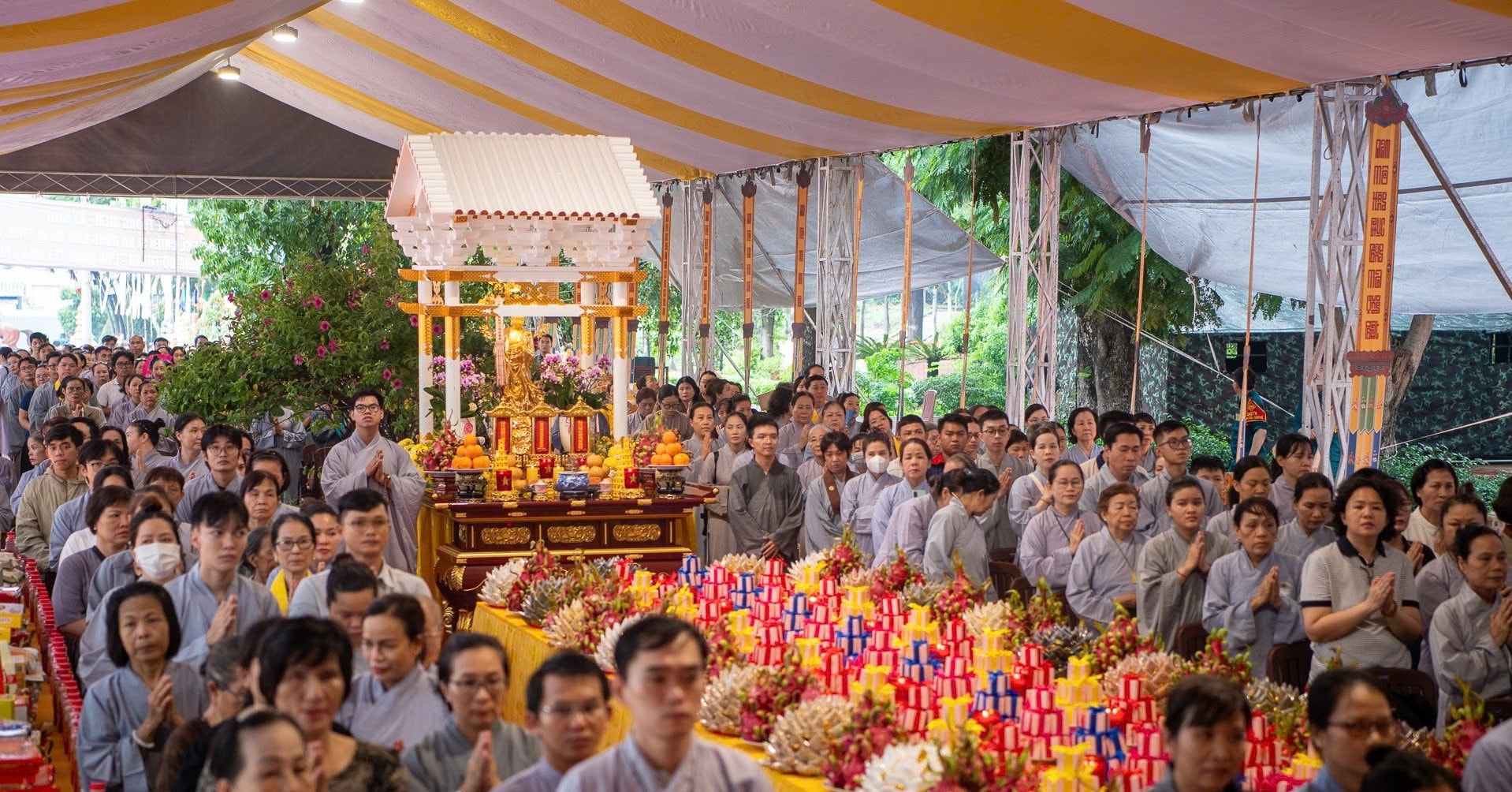 Trang nghiêm Lễ cầu siêu liệt sĩ, đồng bào tại công viên Lê Thị Riêng 