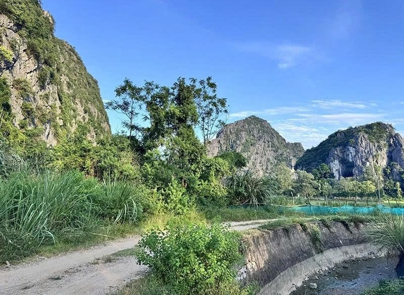 Dãy núi đá và các thung lũng thuộc khu vực thành Hoàng Nghiêu vẫn lưu giữ dấu ấn lịch sử của vùng đất dưới chân Hoàng Sơn. Ảnh: Chi Anh.