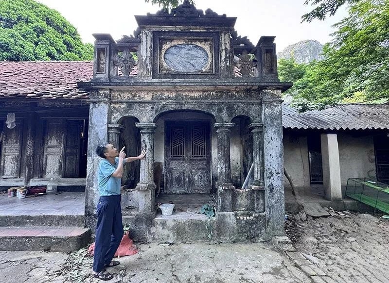 Ngôi nhà gỗ lim hơn 80 năm tuổi của gia đình ông Nguyễn Văn Khoái là một trong những dấu tích kiến trúc truyền thống còn được bảo tồn ở Hạnh Phúc Đoàn. Ảnh: Chi Anh.