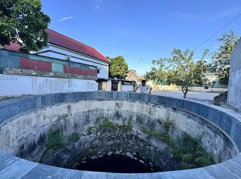 Giếng cổ ở tổ dân phố Hạnh Phúc Đoàn vẫn được người dân gìn giữ như một phần ký ức của làng quê dưới chân Hoàng Sơn. Ảnh: Chi Anh.