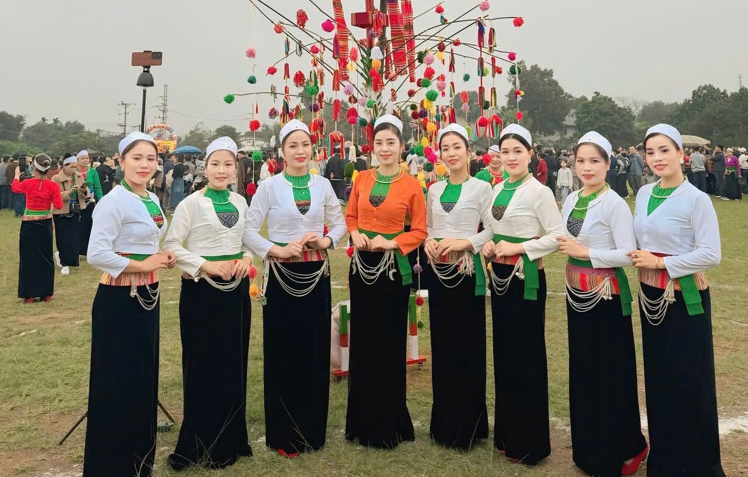 Khăn trắng đội đầu hiện diện trong những ngày hội, lễ cưới, sinh hoạt cộng đồng (Ảnh Ng. Huyền)