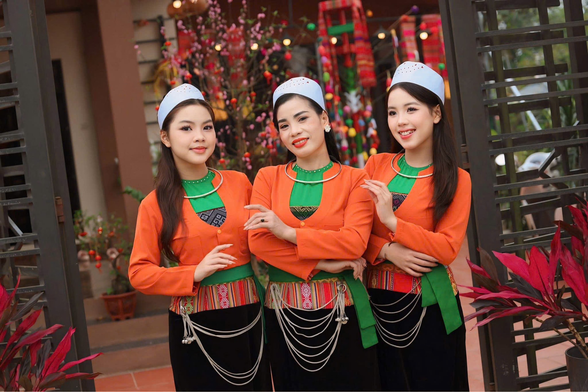 Khăn trắng đội đầu tạo nên nét duyên cho người phụ nữ (Ảnh Ng.Huyền)