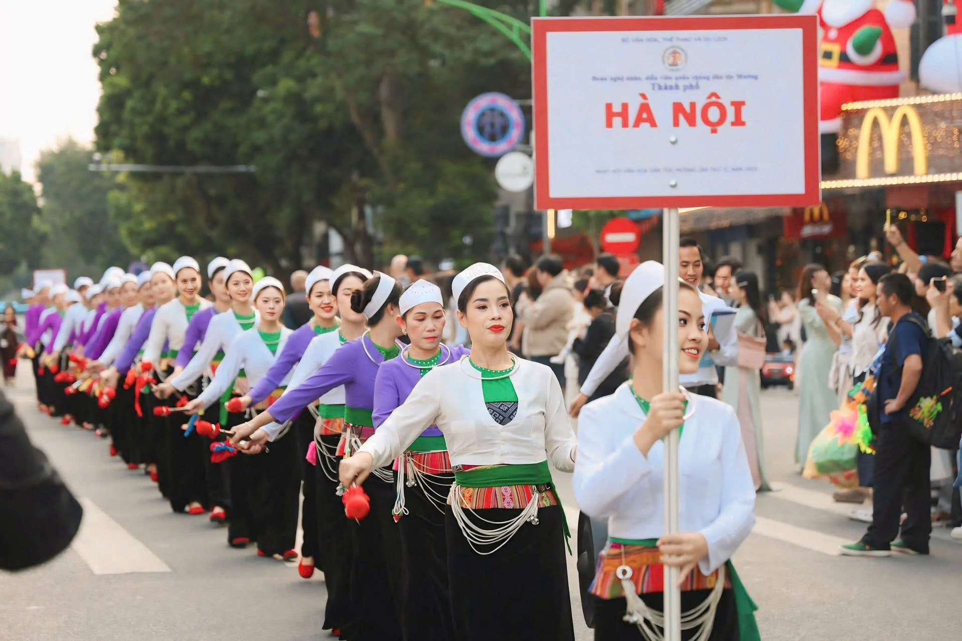 Chiếc khăn trắng luôn được mang trong những dịp quan trọng của cộng đồng (Ảnh Ng.Huyền)