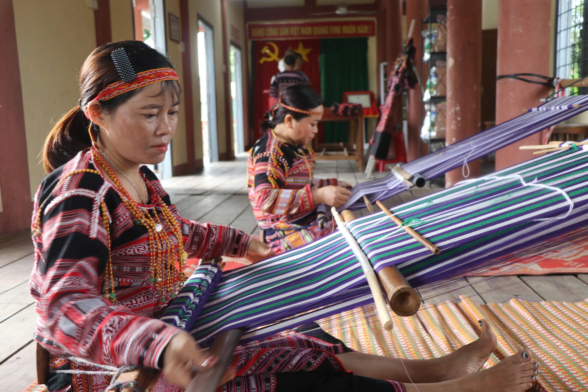 Tghề dệt thổ cẩm truyền thống của người Ba Na, thôn Xí Thoại cũng đang được khôi phục mạnh mẽ