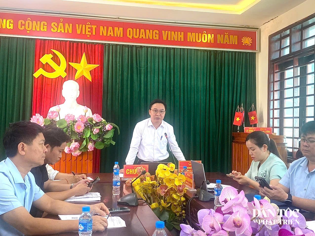 Chính quyền xã Mường Xén họp bàn phương án sắp xếp lại xóm, bản phù hợp khoảng cách địa lý, bản sắc văn hóa (Ảnh: T.H)