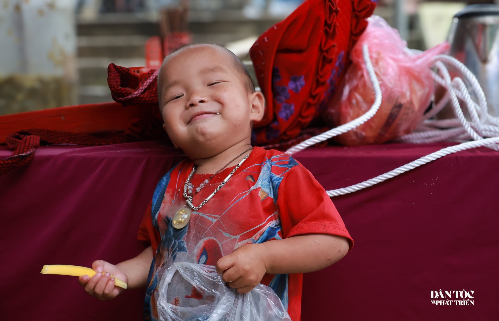 Nụ cười rạng rỡ của đứa cháu nhỏ bên tay ông, sự ân cần của người anh cả chăm chút cho các em thơ...
