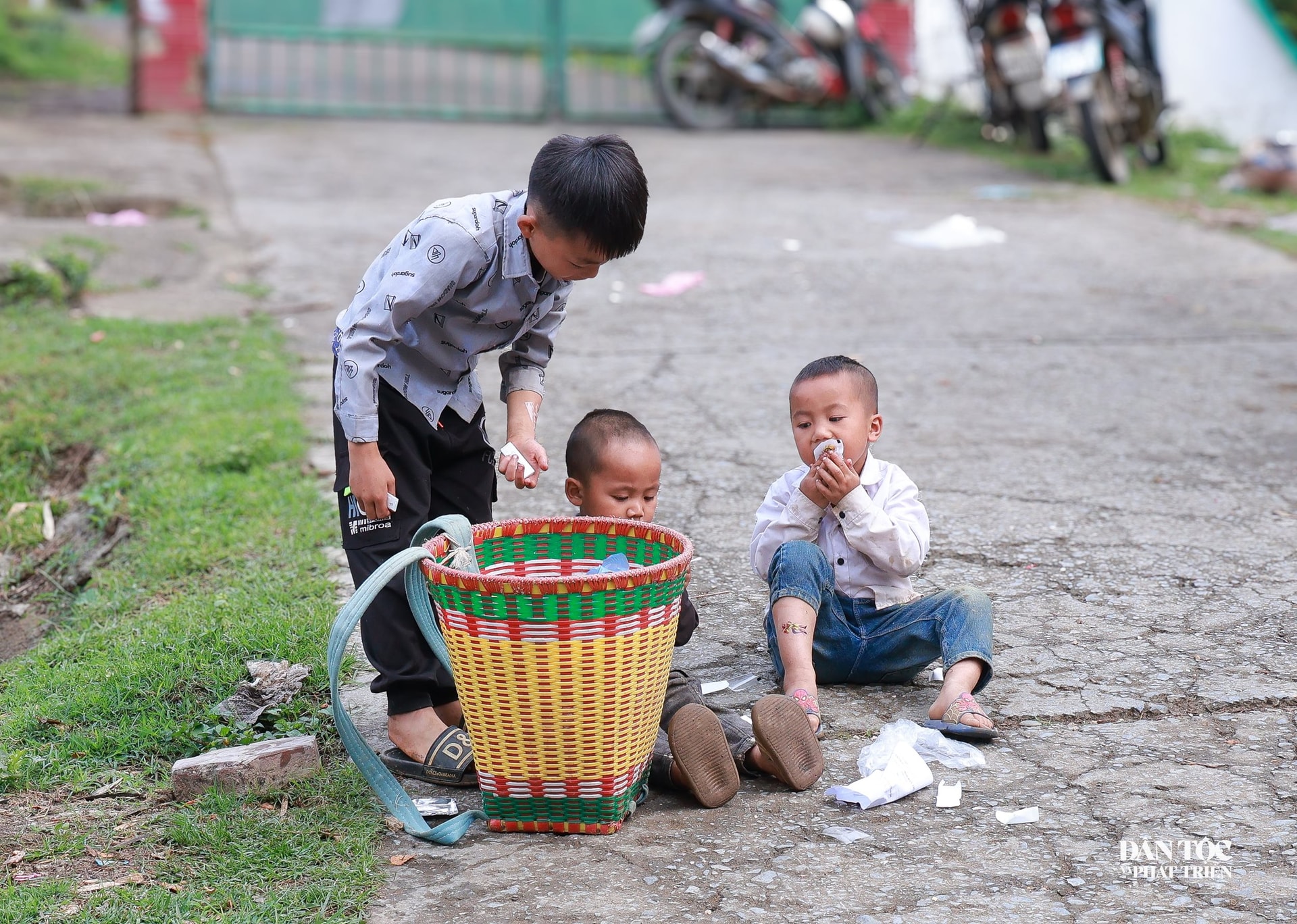 ...những khoảnh khắc bình dị làm nên nét đẹp nhân văn sâu sắc nơi chợ phiên.
