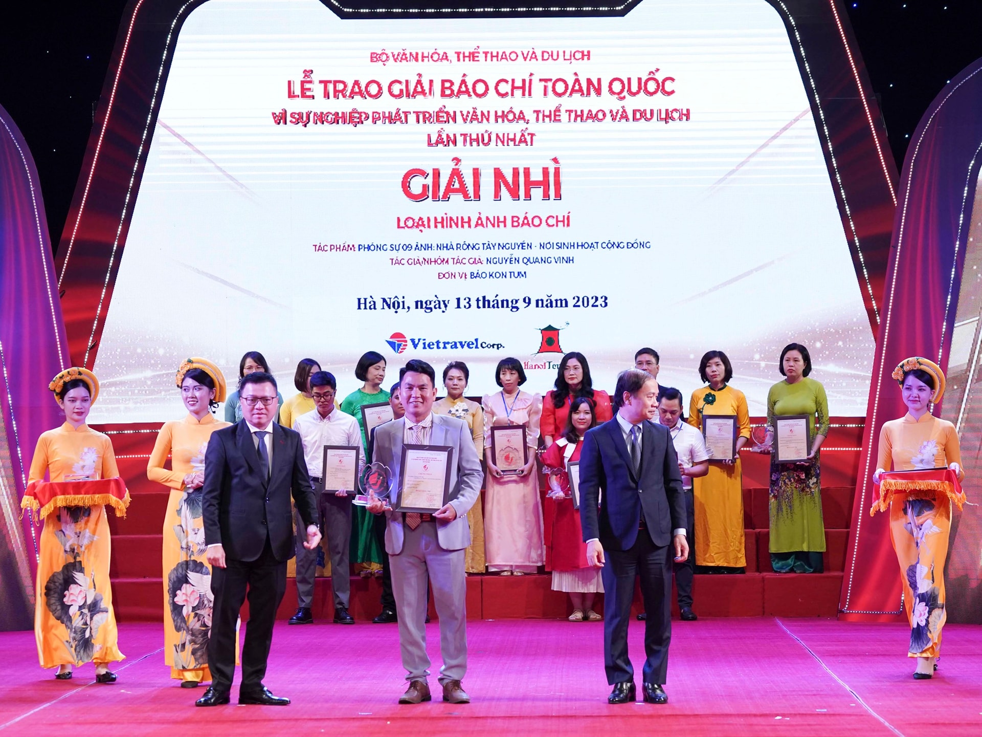 Tác giả nhận Giải Nhì