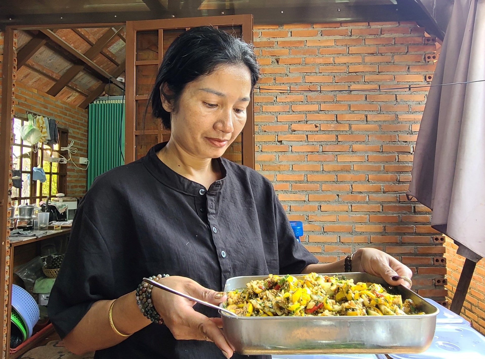 Món cà đắng giã được tạo ra từ các nguyên liệu trên nương rẫy