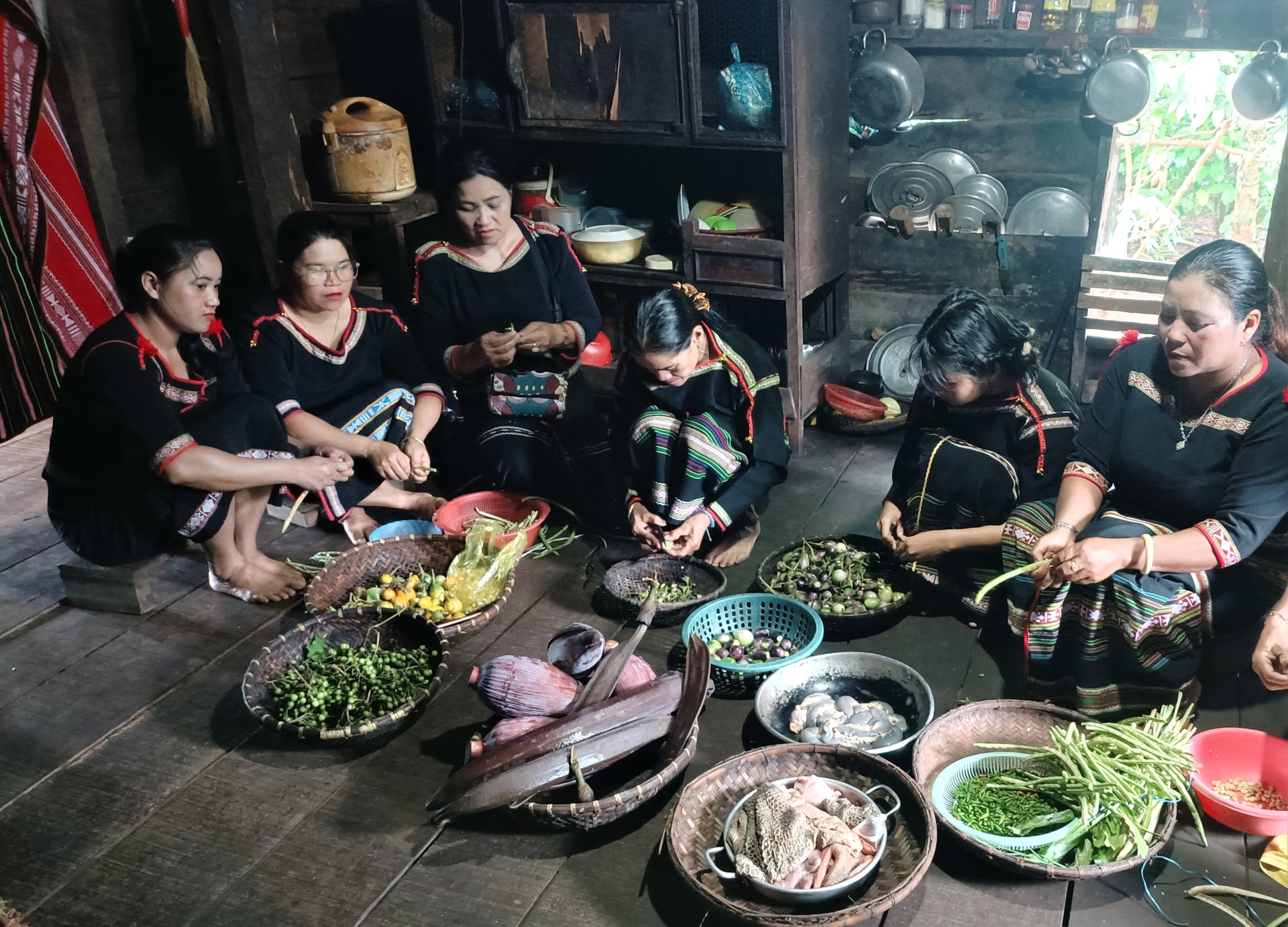 Nguyên liệu chế biến các món ăn truyền thống khai thác từ thiên nhiên, kết hợp với các loại cây trồng trên rẫy