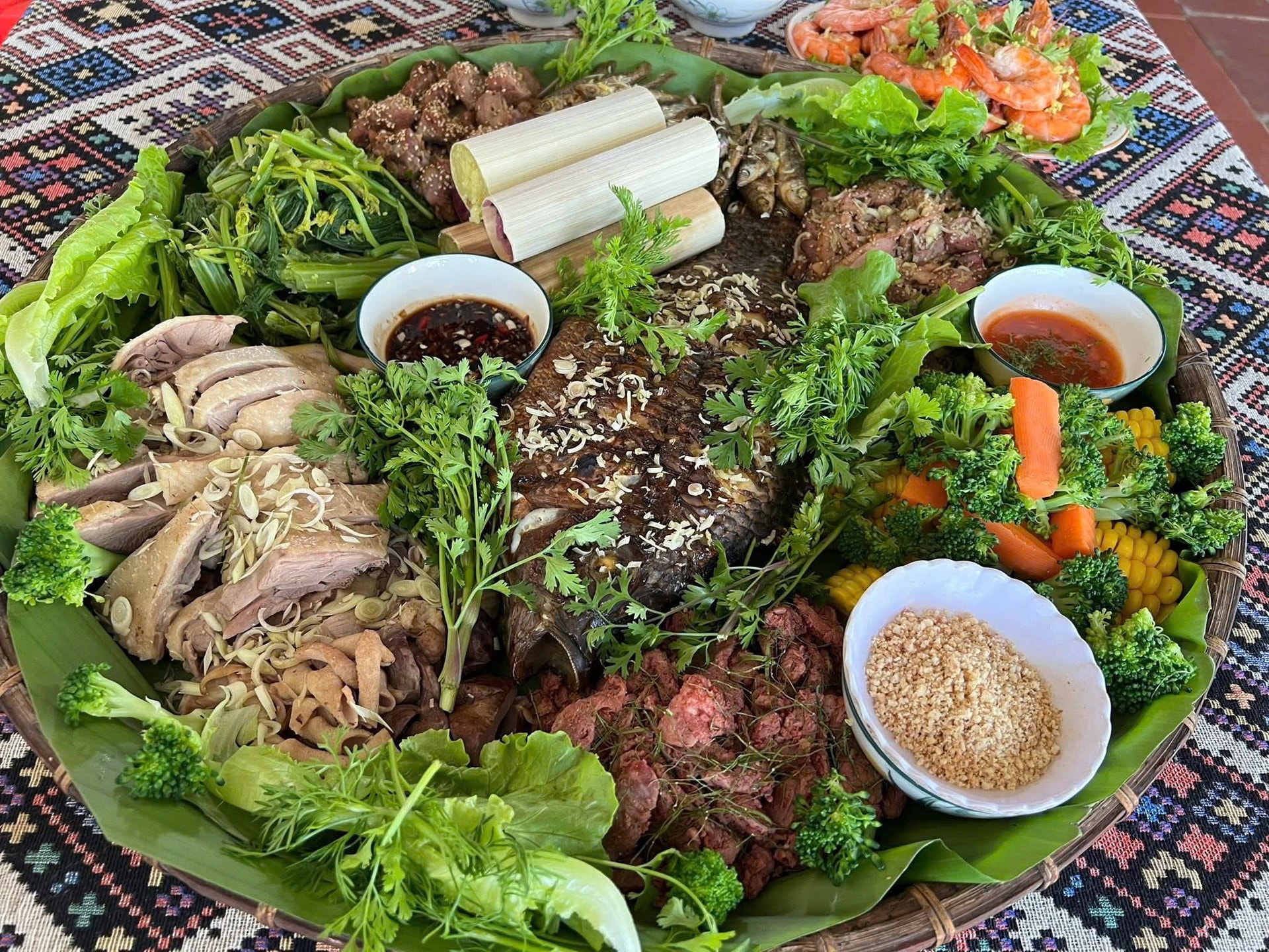 Pa pỉnh tộp trong mâm cơm vùng cao (Ảnh Tony Luận)