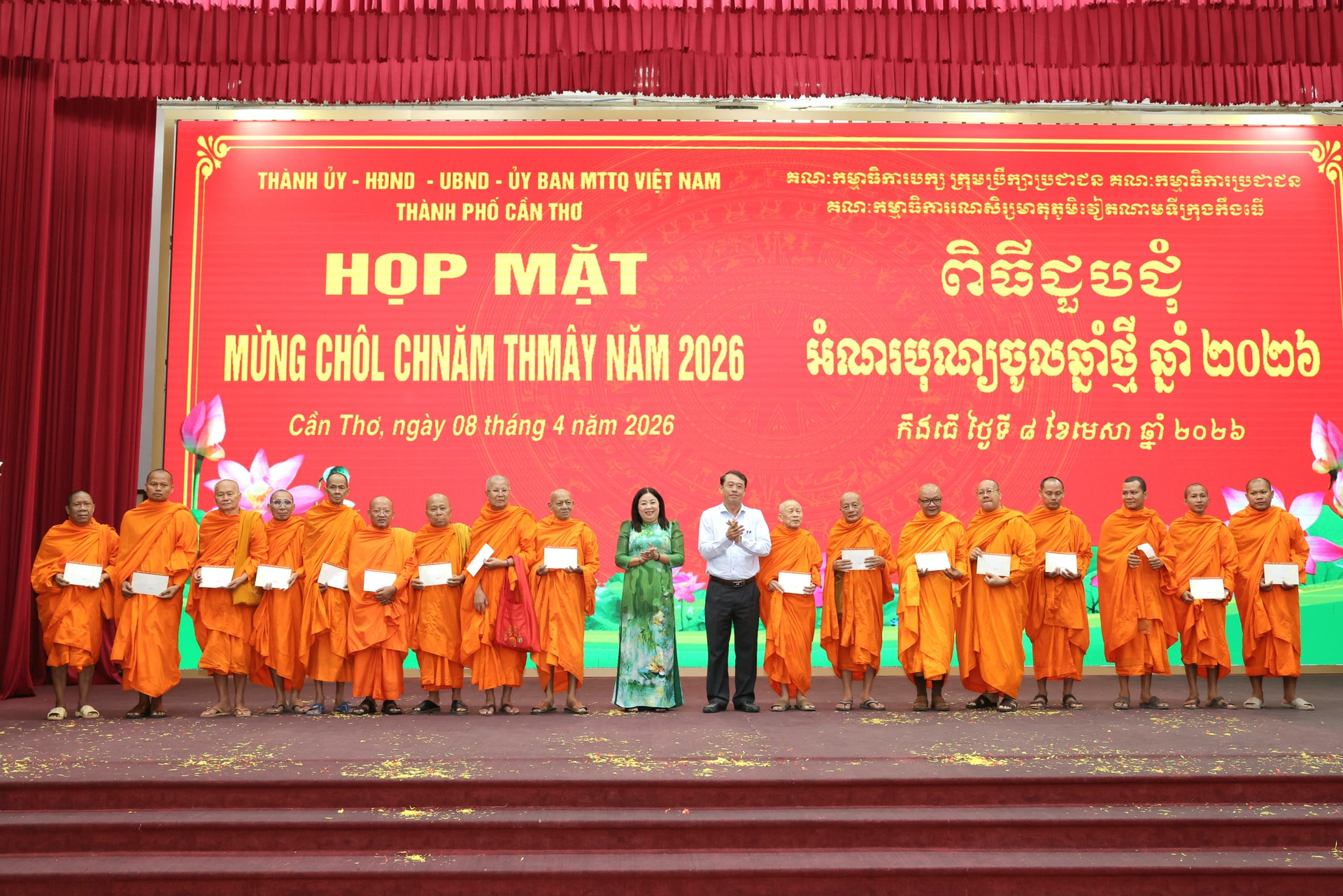 Ông Nguyễn Văn Khởi, Phó chủ tịch UBND TP. Cần Thơ trao quà đến các vị sư sãi, chức sắc Nam tông Khmer nhân dịp Tết cổ truyền