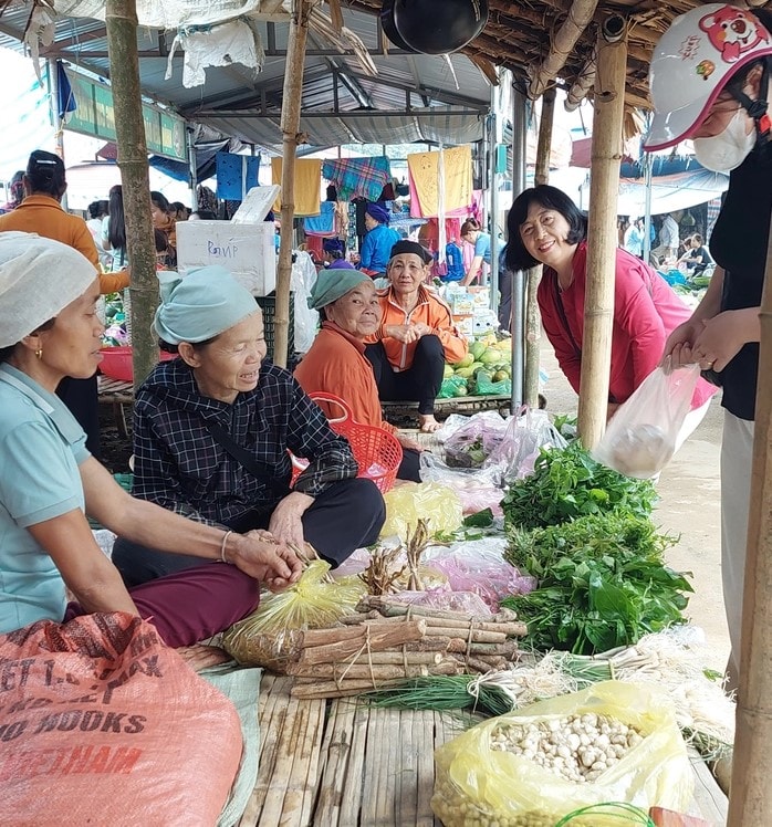 Mỗi phiên chợ Phố Đoàn không chỉ là dịp trao đổi hàng hóa mà còn là nơi đồng bào Thái, Mường gặp gỡ, hỏi thăm nhau sau những ngày lao động trên nương rẫy.