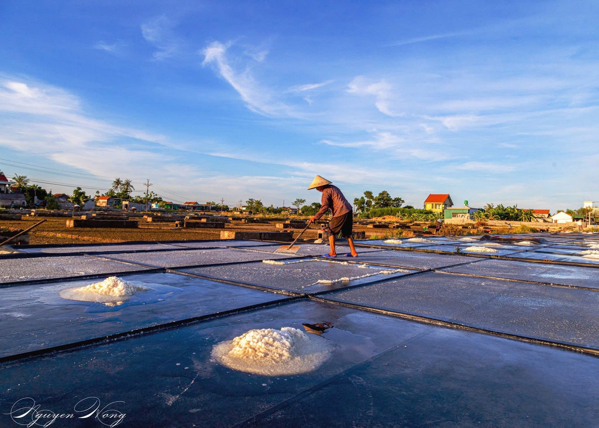 Diêm dân thu hoạch muối sau một ngày kết tinh (Ảnh Nguyen hong)