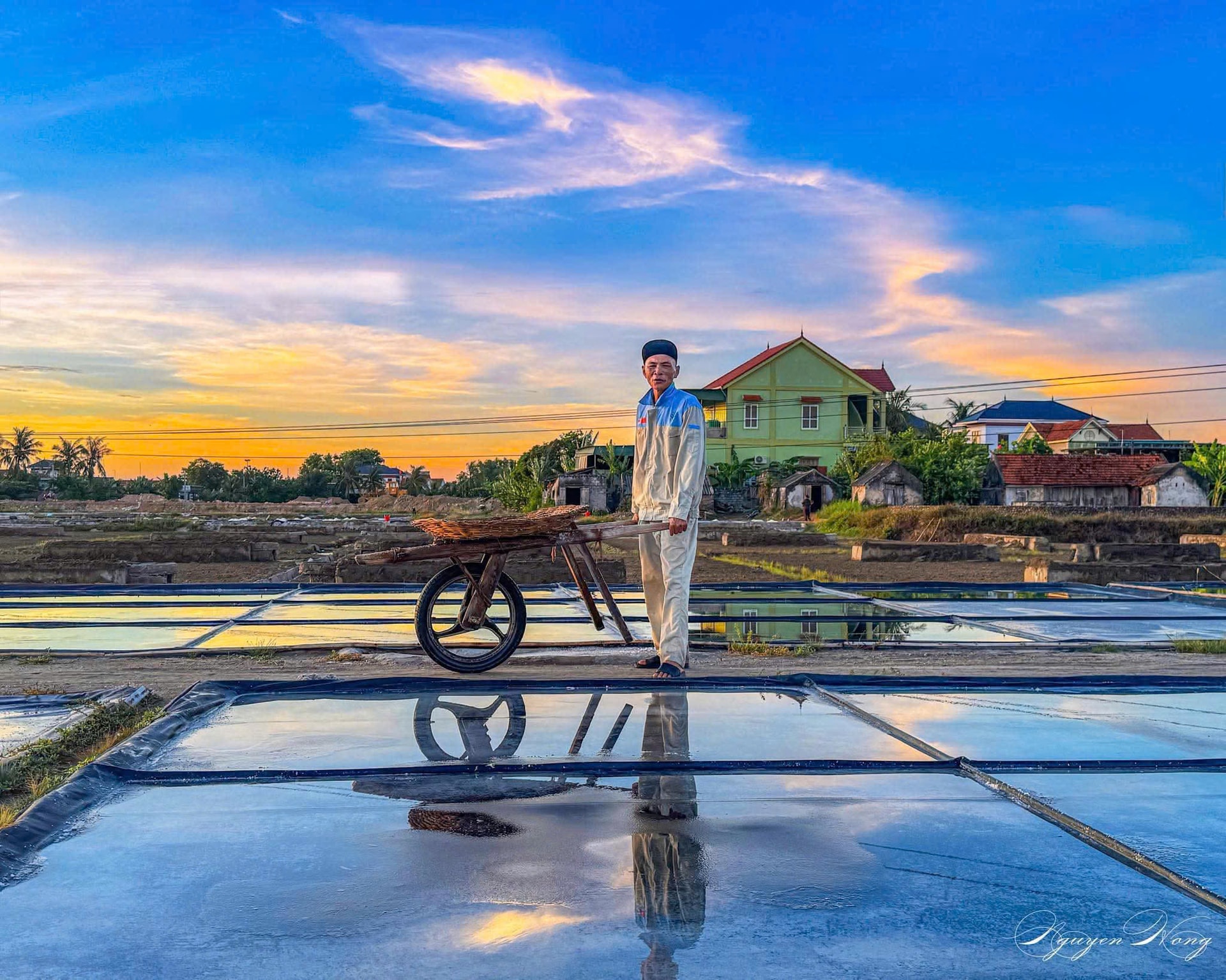 Một ngày bắt đầu với nghề muối của diêm dân (Ảnh Nguyen hon