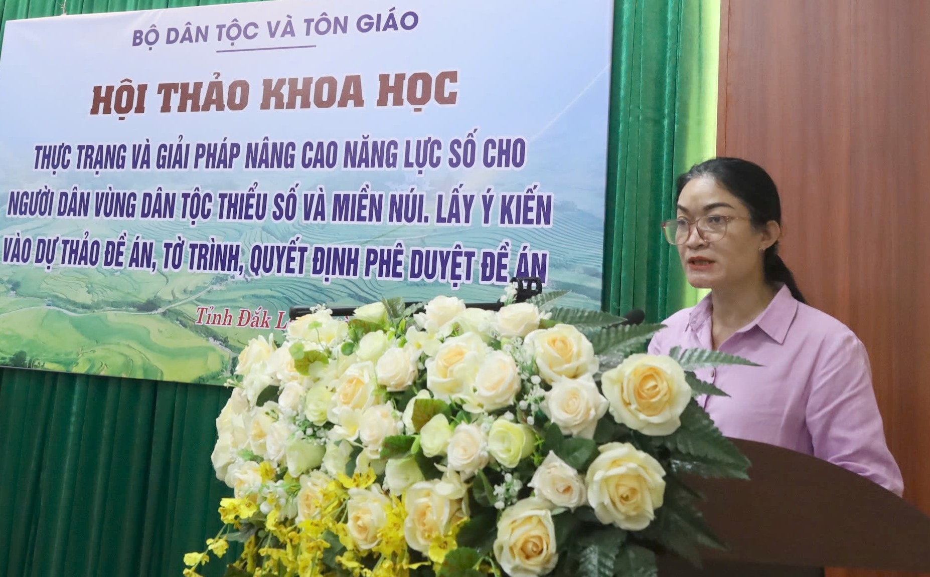 Phó giám đốc Sở Dân tộc và Tôn giáo tỉnh Đắk Lắk Nay H’Nan trình bày tham luận