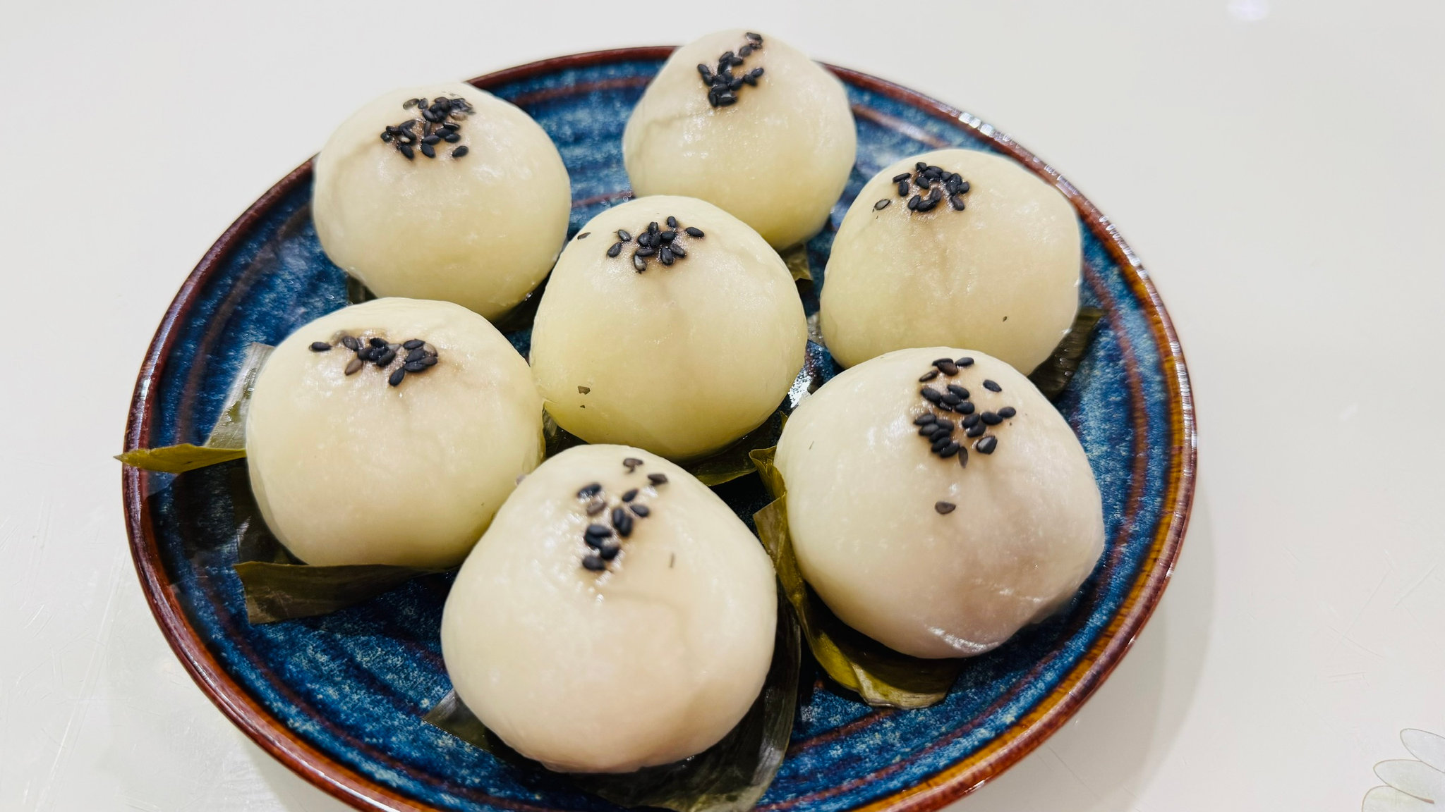 Món bánh sắn nhân đỗ hấp dẫn người thưởng thức (Ảnh Việt Hà)