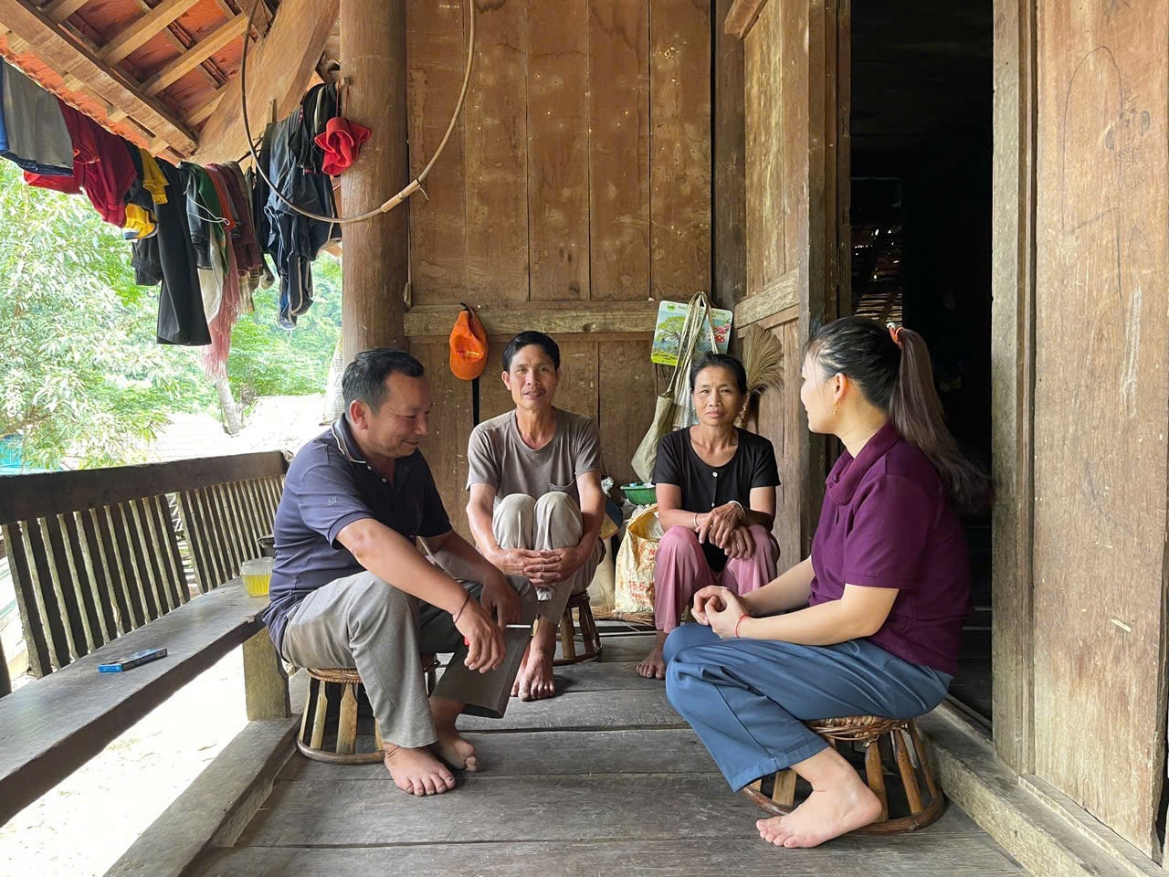 Các hộ dân trao đổi tâm tư