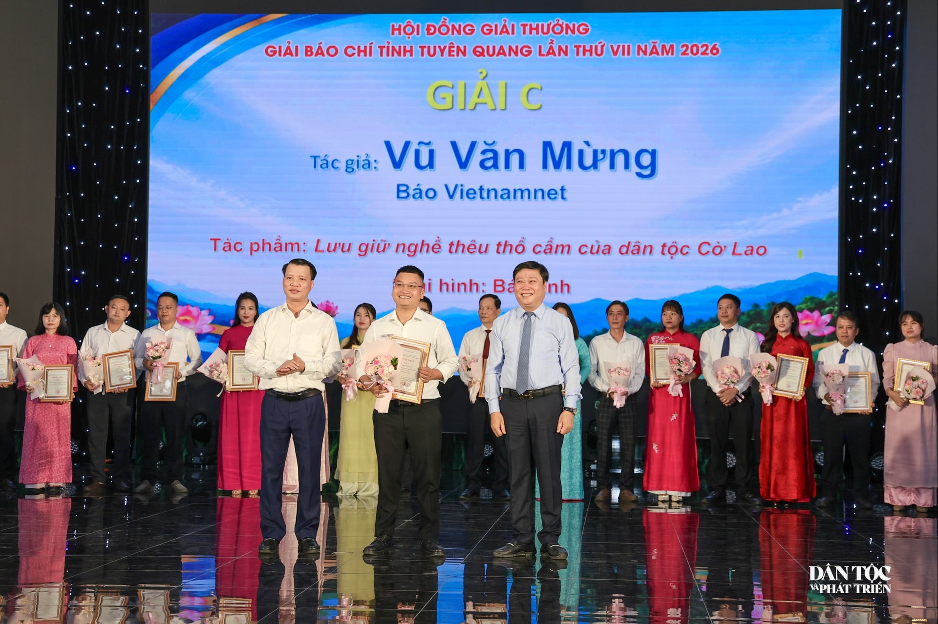 Tác phẩm “Lưu giữ nghề thêu thổ cẩm của dân tộc Cơ Lao” góp mặt ở Giải Báo chí tỉnh Tuyên Quang