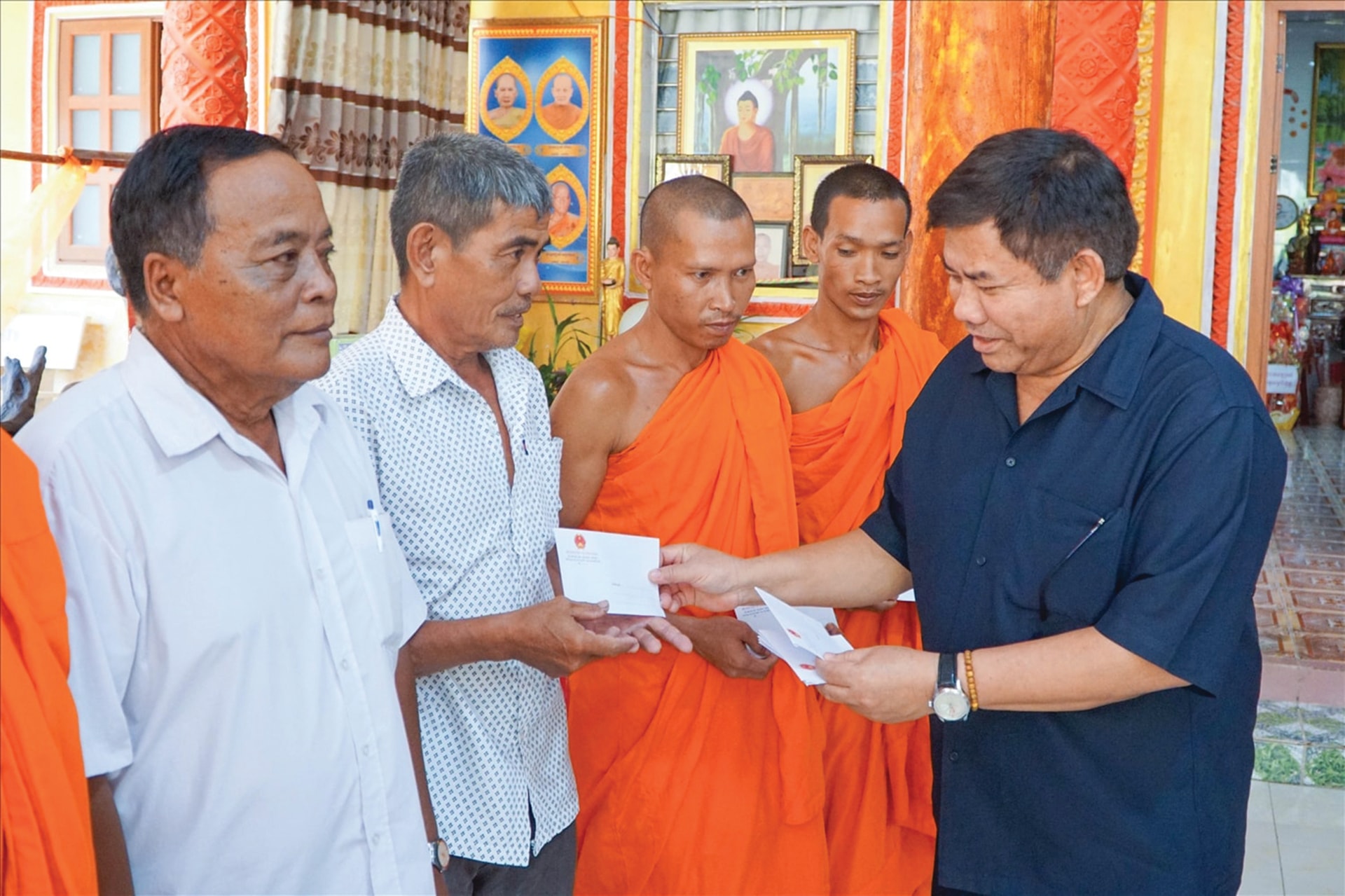 Thứ trưởng Bộ Dân tộc và Tôn giáo Y Thông trao quà Tết và động viên những Người có uy tín tiếp tục nỗ lực, phát huy vai trò đầu tàu, gương mẫu