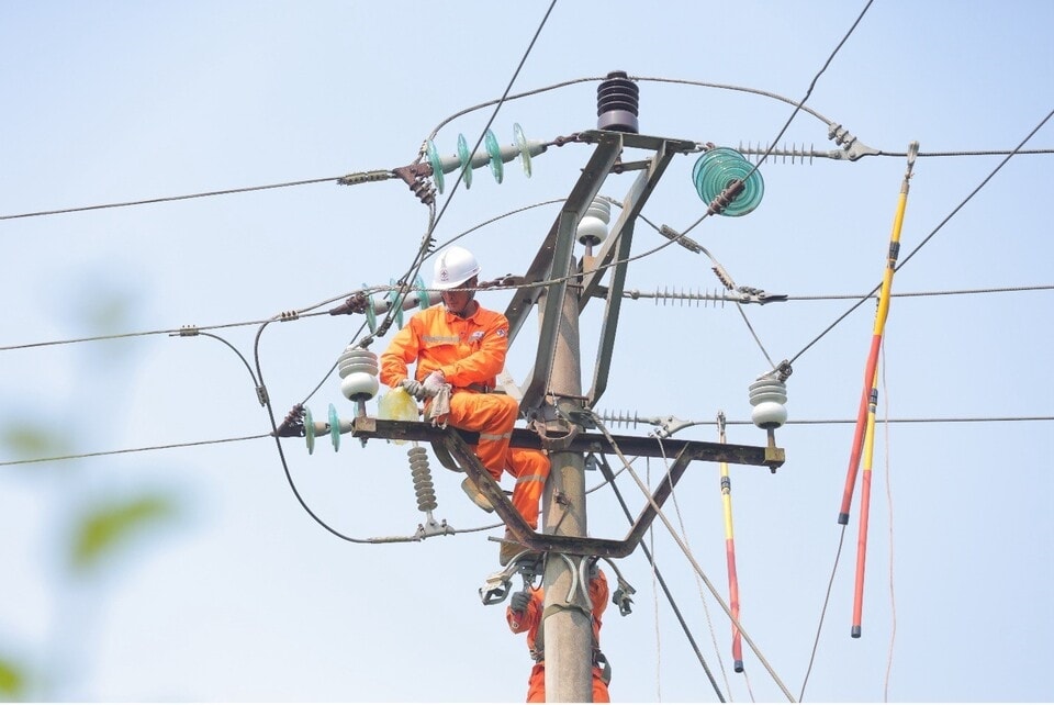 Nhân viên Công ty Điện lực Hà Tĩnh sửa chữa bảo dưỡng hệ thống lưới điện