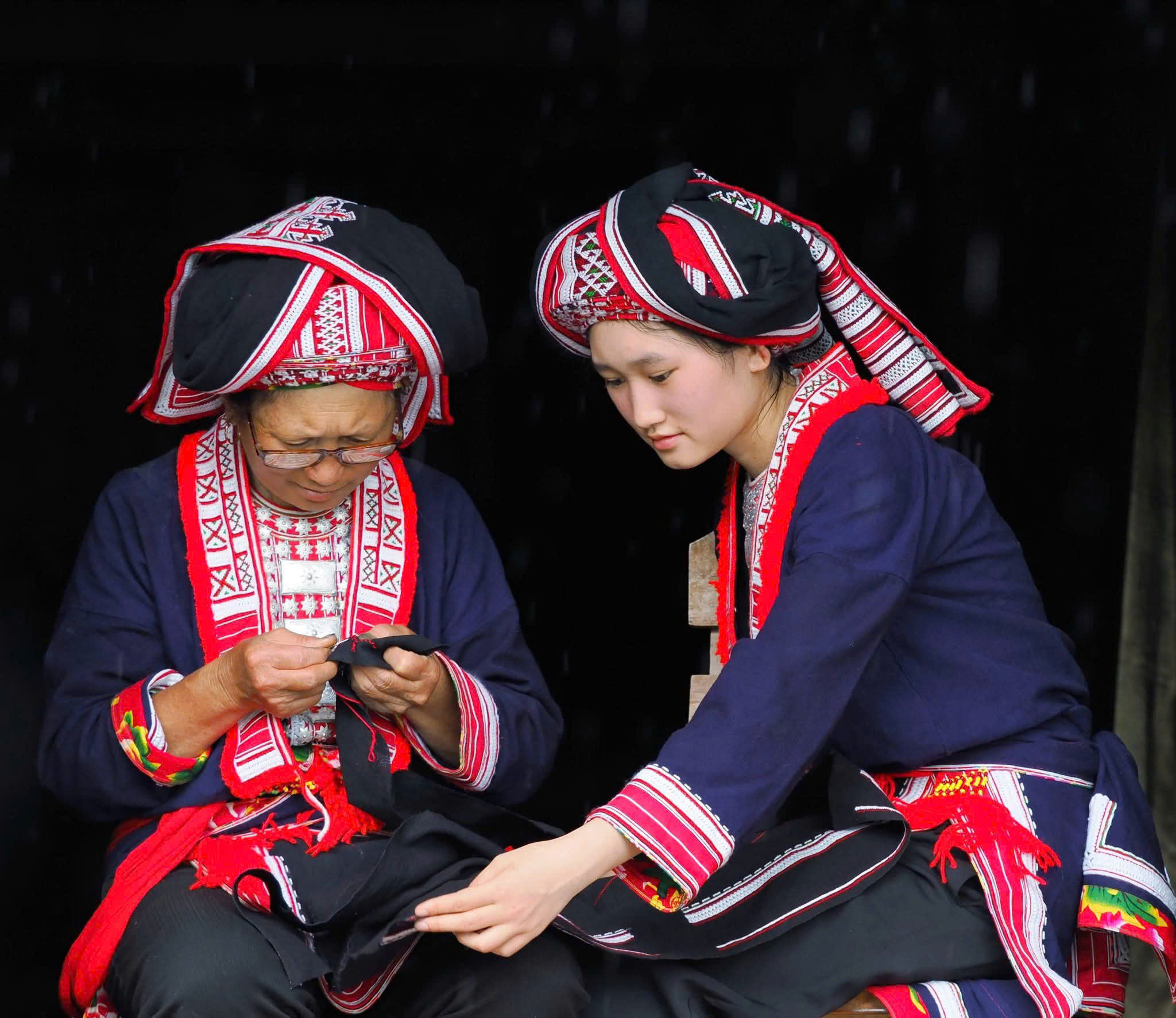 Khăn đội đầu được trang trí cầu kỳ bằng các đường thêu, tua chỉ và màu sắc rực rỡ (Ảnh Bùi Đức Hùng)