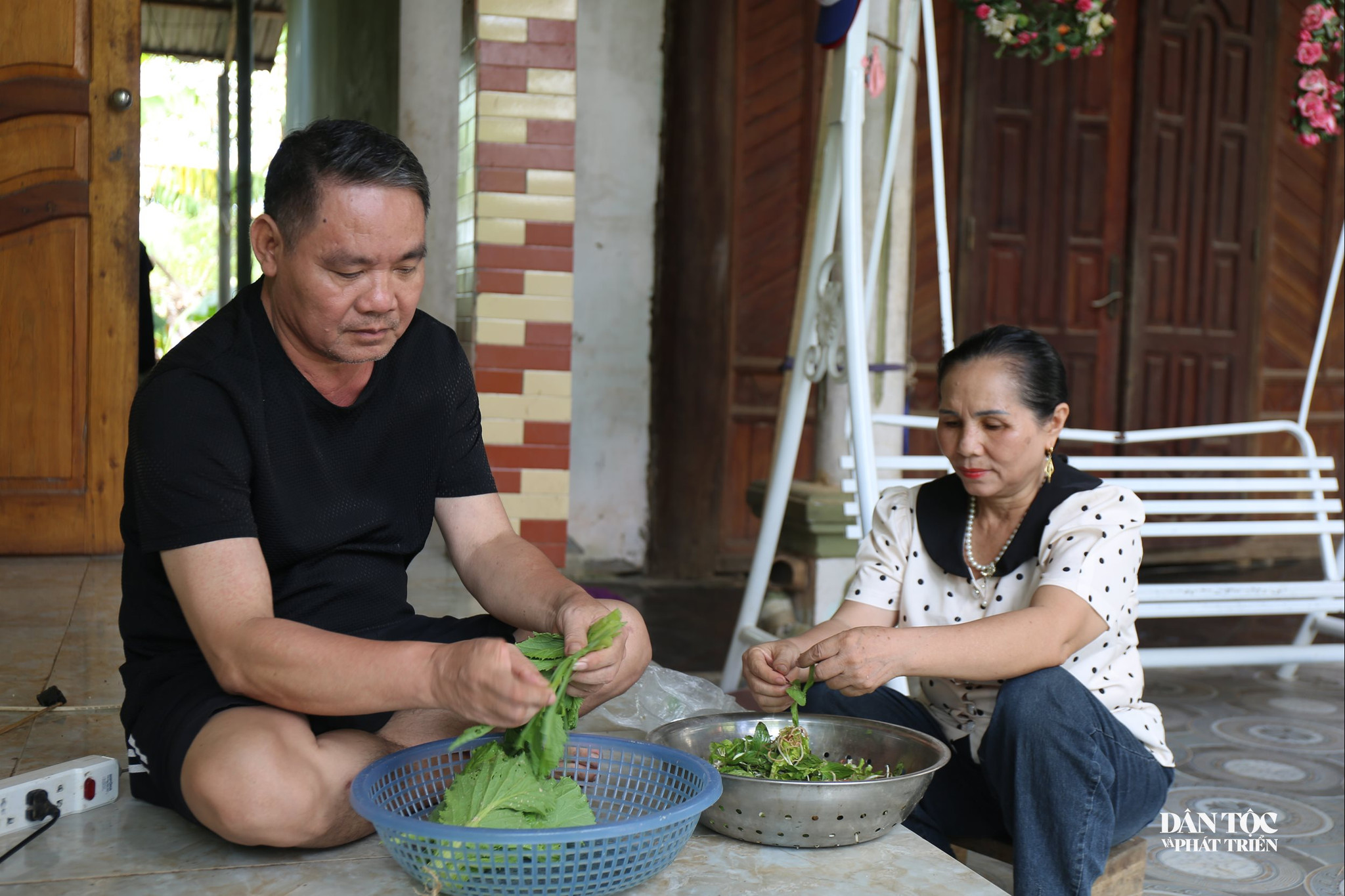 Phía sau Bí thư Chi bộ, Trưởng bản Kẻ Sùng, xã Mậu Thạch - Lang Thị Hải Vân là người chồng lặng lẽ gánh vác kinh tế gia đình - ông Phan Đức Chiến (SN 1968) - Ảnh: Thanh Hải