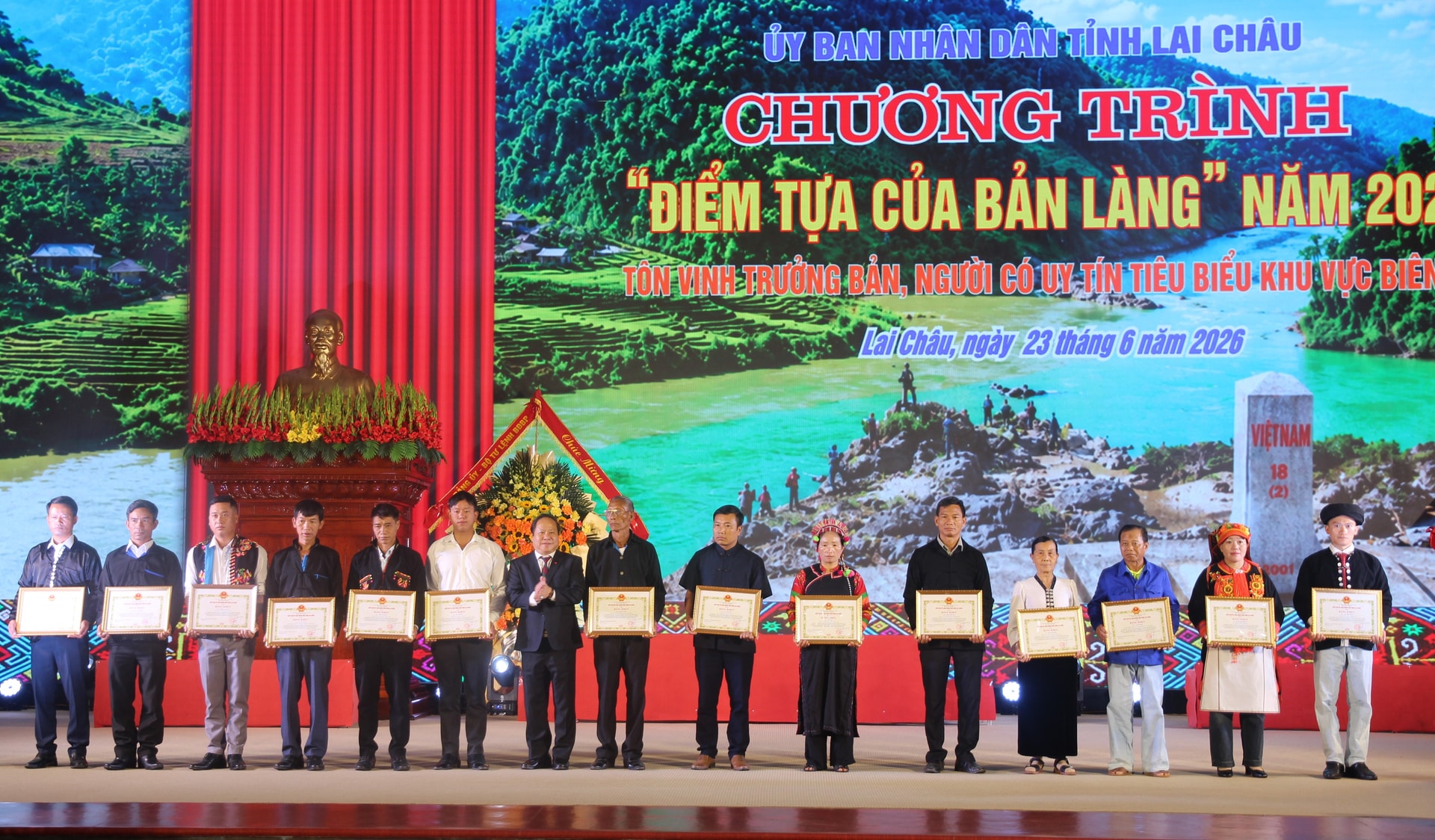 UBND tỉnh Lai Châu vừa tổ chức tôn vinh, khen thưởng 130 Người có uy tín, trưởng bản khu vực biên giới. Ảnh: Trọng Bảo