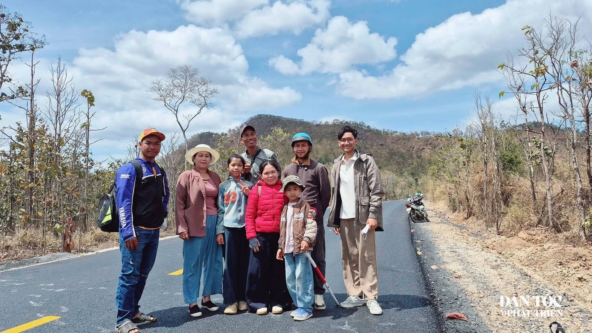 Anh Y Saciên Kbuôr cùng gia đình của mình tại một góc buôn làng tại Cư M'gar (Đắk Lắk), nơi nuôi dưỡng ước mơ vươn ra thế giới của cậu bé mồ côi cha từ thuở lọt lòng. Ảnh NVCC