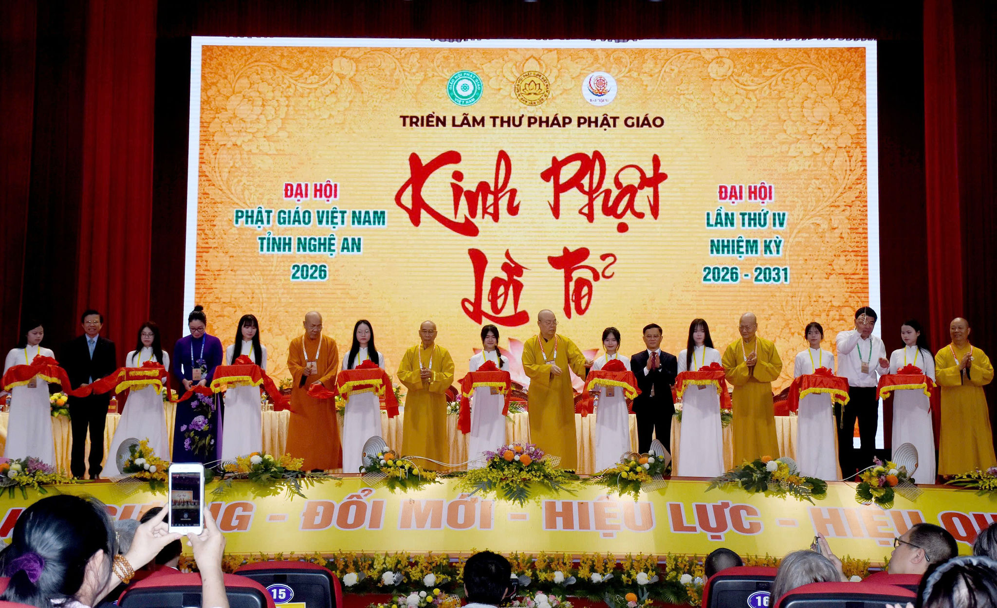 Các đại biểu cắt băng khai mạc Triển lãm “Thành tựu Phật giáo Nghệ An nhiệm kỳ III” và tư liệu cổ tịch.
