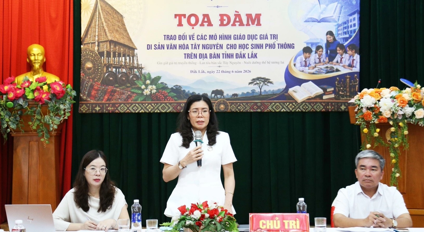 Các đại biểu chủ trì tọa đàm