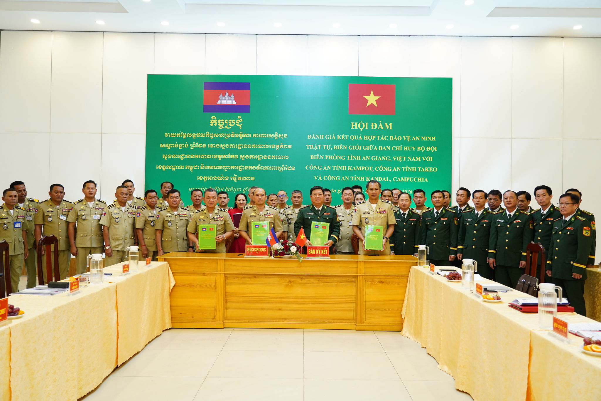 Đại diện BĐBP tỉnh An Giang (Việt Nam) ký kết biên bản thỏa thuận hợp tác với trưởng đoàn Công an các tỉnh phía Campuchia