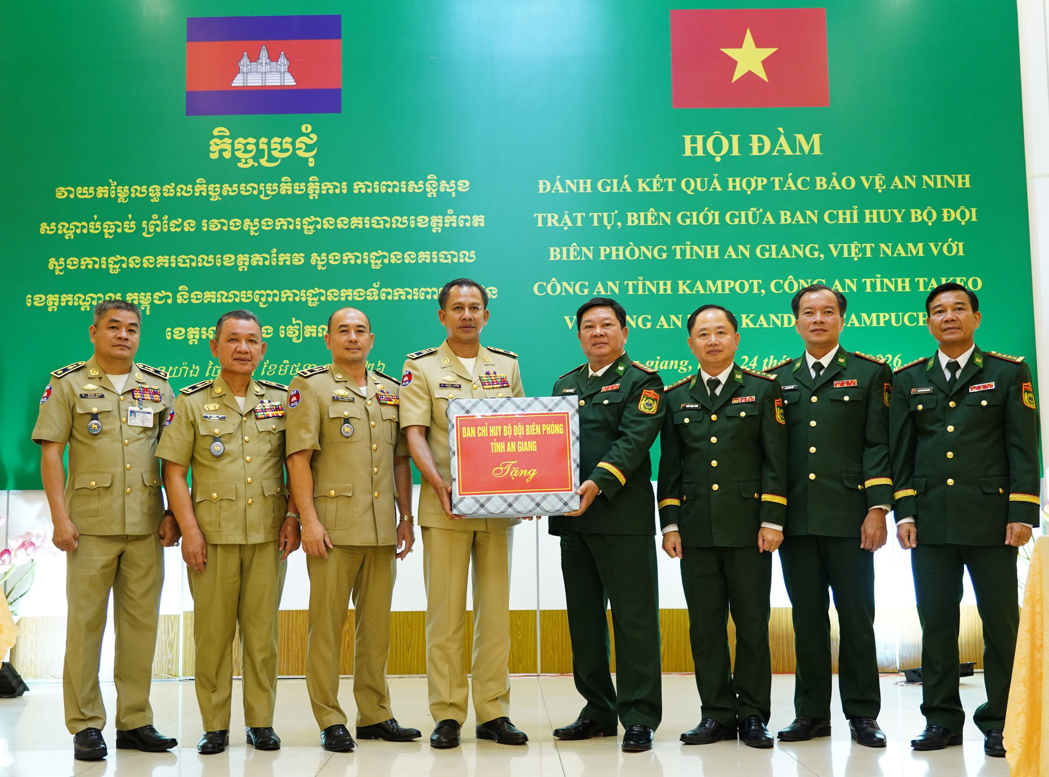 Đại tá Phạm Văn Thắng, Chỉ huy trưởng Ban Chỉ huy BĐBP tỉnh An Giang tặng quà lưu niệm đến các đoàn công tác