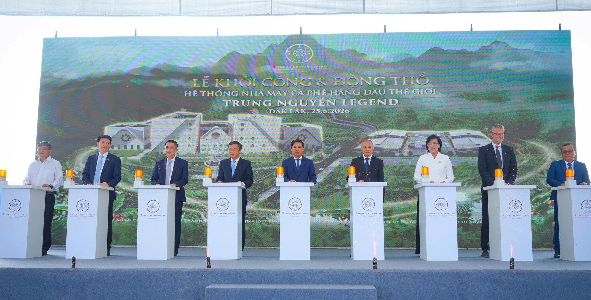Bí thư Tỉnh ủy Đắk Lắk Lương Nguyễn Minh Triết (chính giữa) và các đại biểu bấm nút khởi công