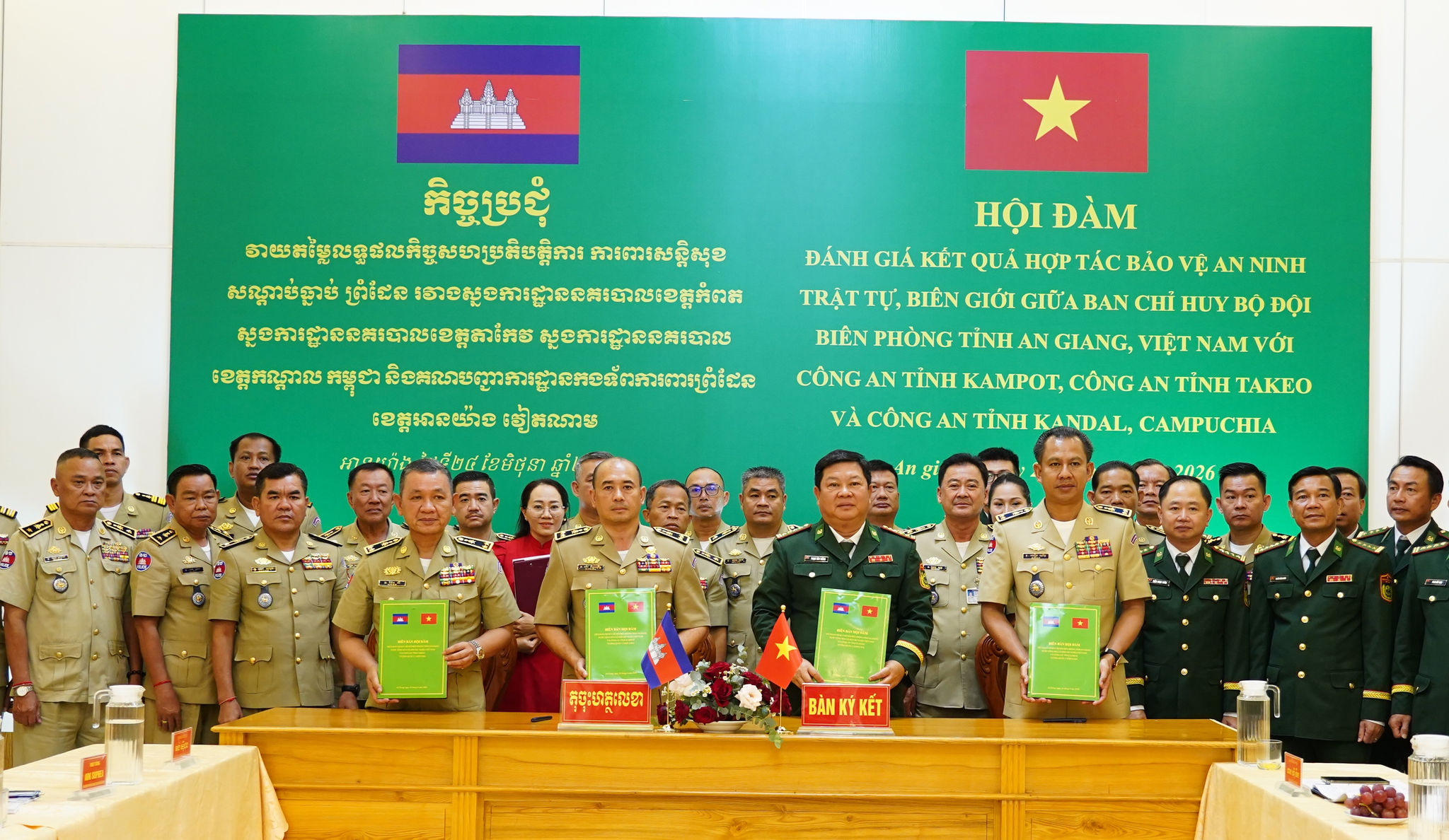 Chung tay giữ bình yên biên giới Tây Nam 