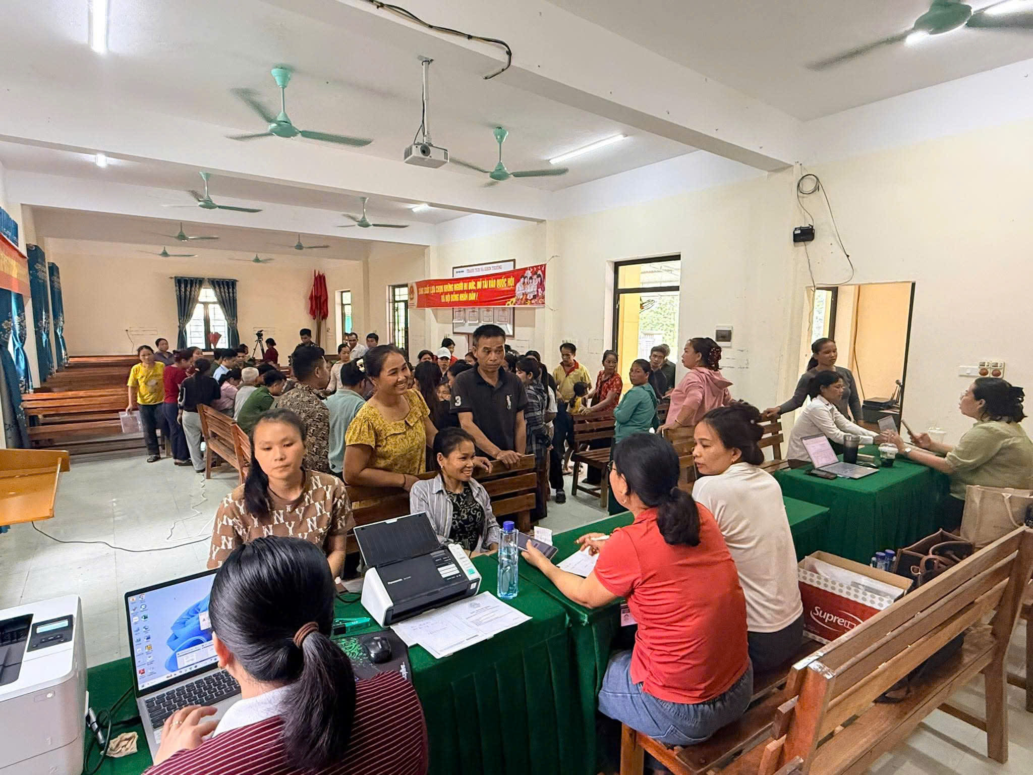 Người dân bản Tùng Hương
