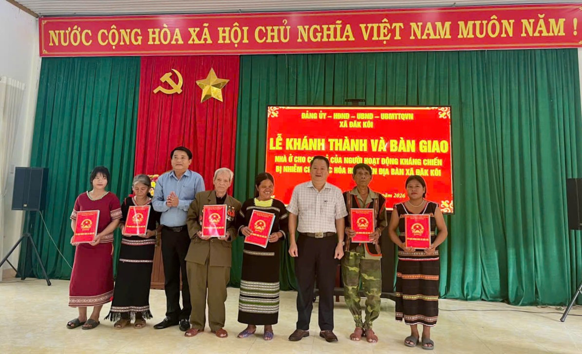 Lãnh đạo xã Đăk Kôi, tỉnh Quảng Ngãi trao biên bản bàn giao nhà cho 7 hộ gia đình là con đẻ của người hoạt động kháng chiến bị nhiễm chất độc hóa học. Ảnh: UBND xã Đăk Kôi