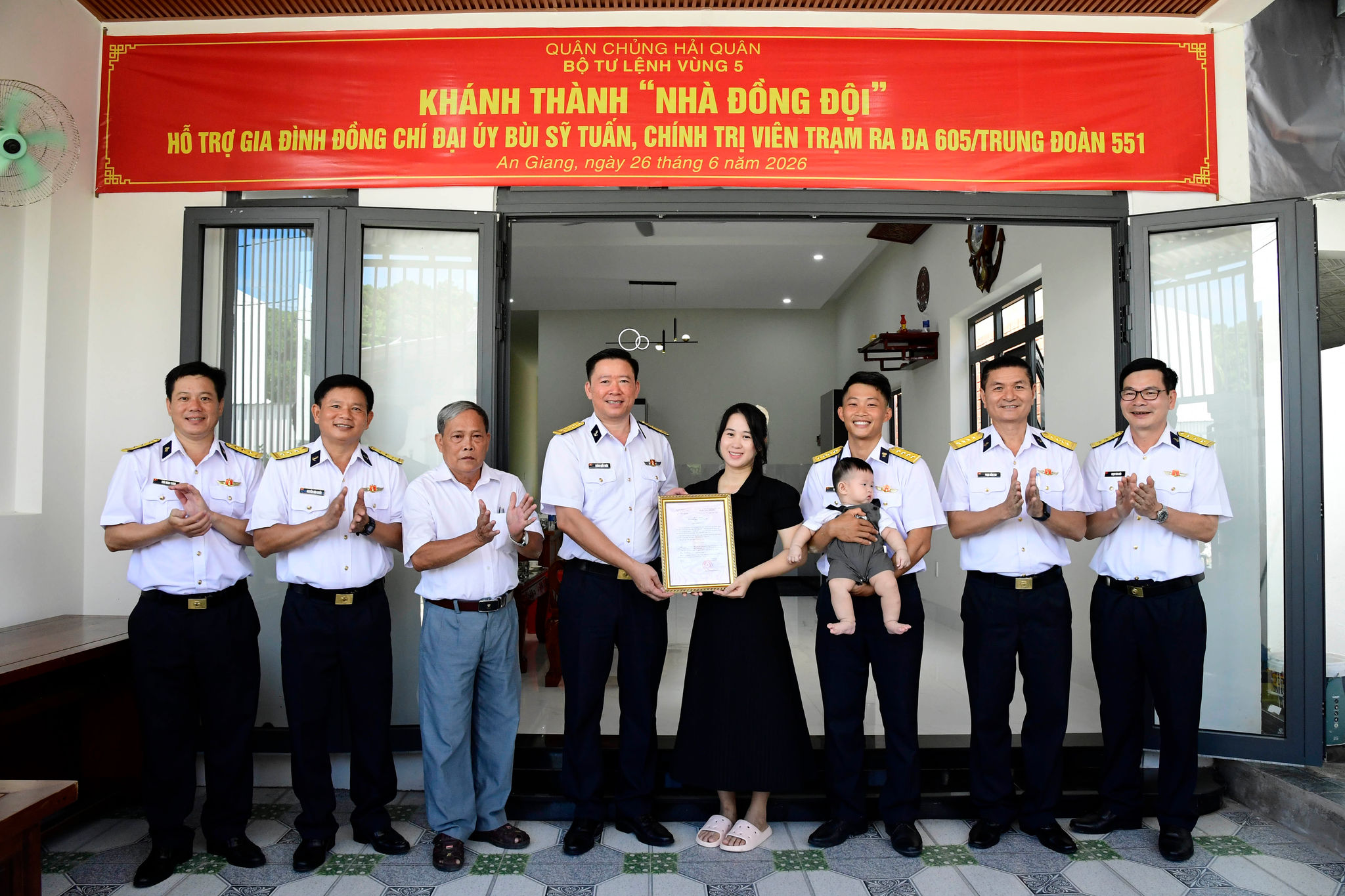 Đồng chí Phó Chính ủy Vùng 5 Hải quân trao quyết định hỗ trợ kinh phí xây dựng nhà đồng đội cho gia đình Đại úy Bùi Sỹ Tuấn