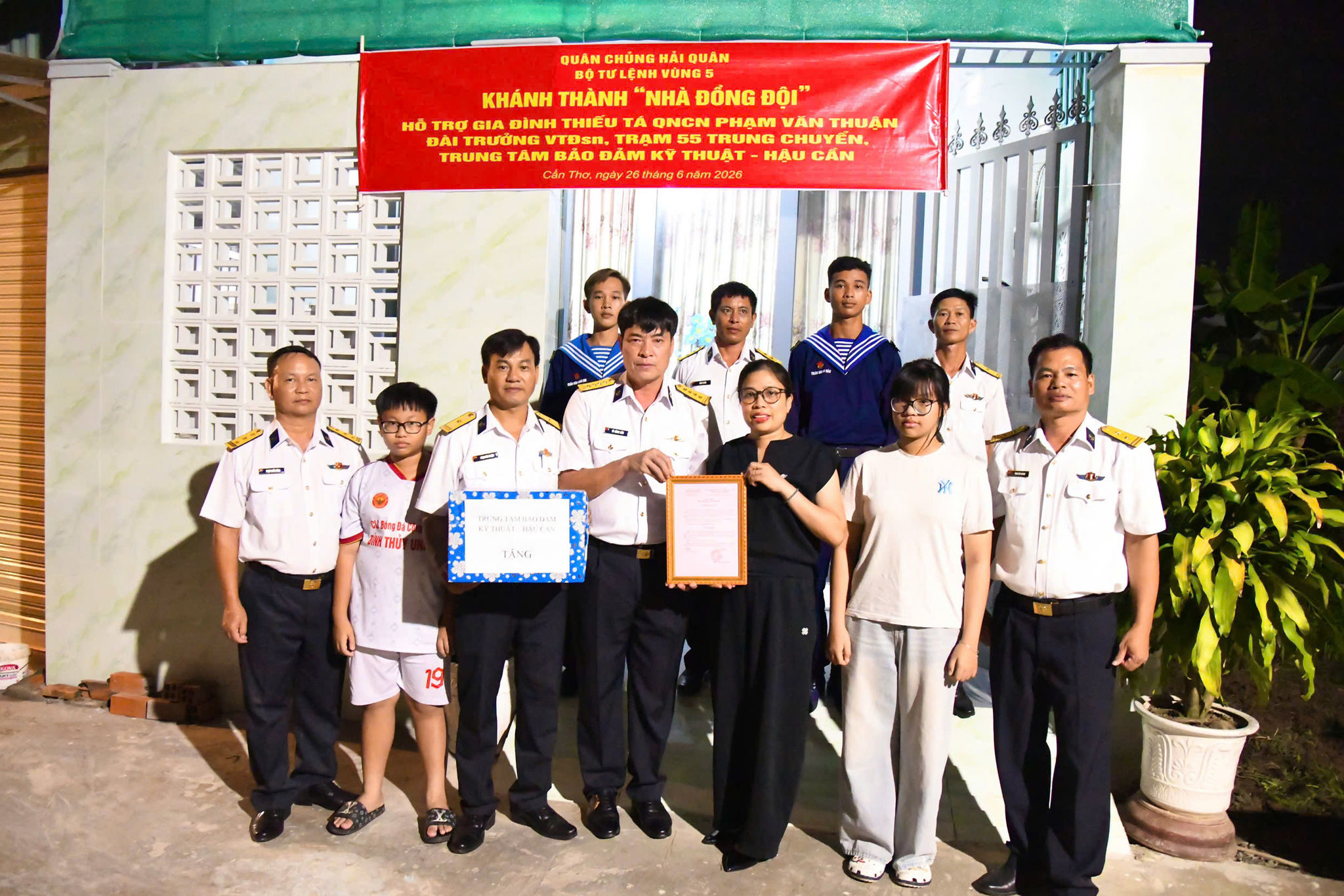 Đại tá Võ Hùng Lâm, Chủ nhiệm Chính trị Vùng 5 Hải quân trao quyết định cho gia đình Thiếu tá quân nhân chuyên nghiệp Phạm Văn Thuận tại TP. Cần Thơ